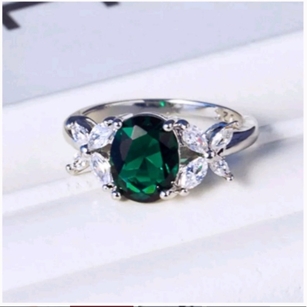 women 925 sterling silver oval cut emerald ring - Picture 2 of 4